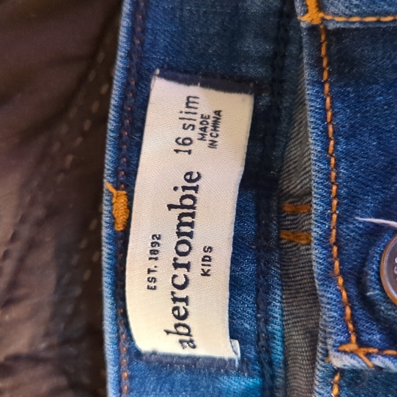 Slightly distressed skinnies - Picture 5 of 7